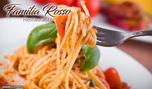 Almoço de domingo com buffet livre típico Italiano com opções de galinha com polenta, fortaia, carnes, massas, saladas e sobremesas no Restaurante Família Rosso