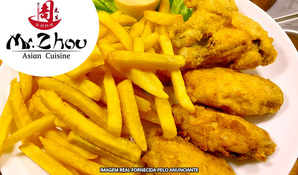 Porção de fritas e frango sabor oriental no Restaurante Mr. Zhou no Nações Shopping válido de segunda a domingo, para consumo ou retirada no local