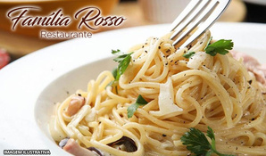Almoço de domingo com buffet livre típico Italiano com opções de galinha com polenta, fortaia, carnes, massas, saladas e sobremesas no Restaurante Família Rosso