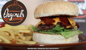 Hambúrguer gourmet artesanal com 200g de carne com batatas fritas na Original's Hamburgueria